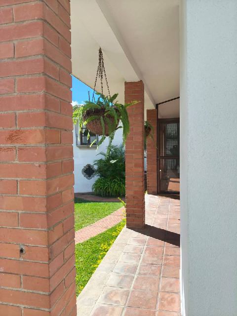 EN VENTA PRECIOSA CASA GRANDE EN SECTOR B-4 SAN CRISTOBAL en Mixco
